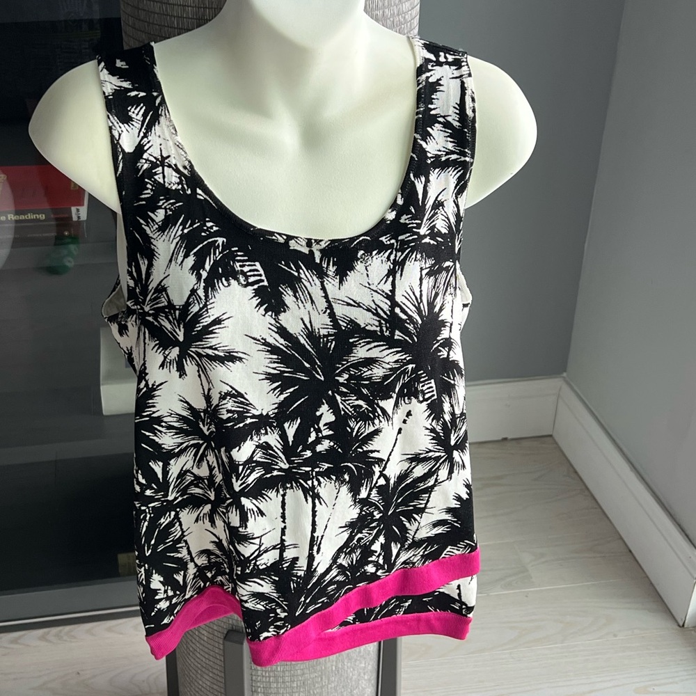 GUC Size M Petite International Concepts INC Palm Tree Tank Top with Pink Trim
